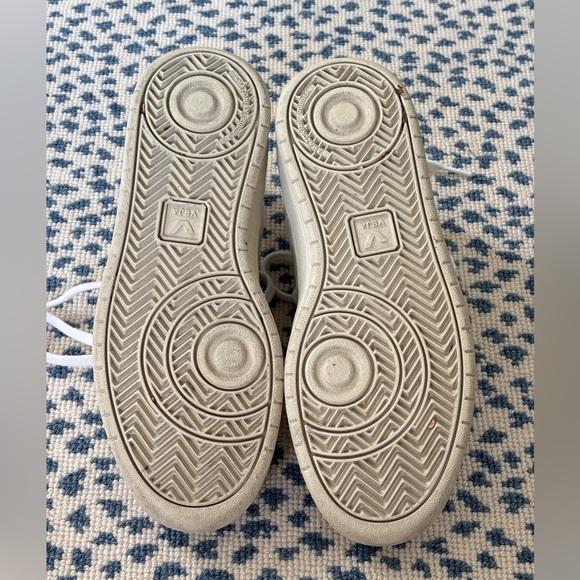 Veja Women’s V10 Beige and White Sneakers - Picture 5 of 6